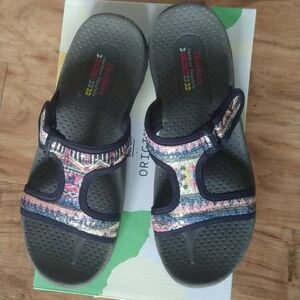 Like new! Skechers "Reggae" sandals